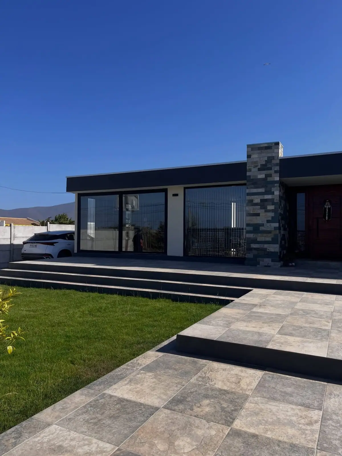 Casa de un piso con muro de piedra y jardín construida por GADB en Coquimbo